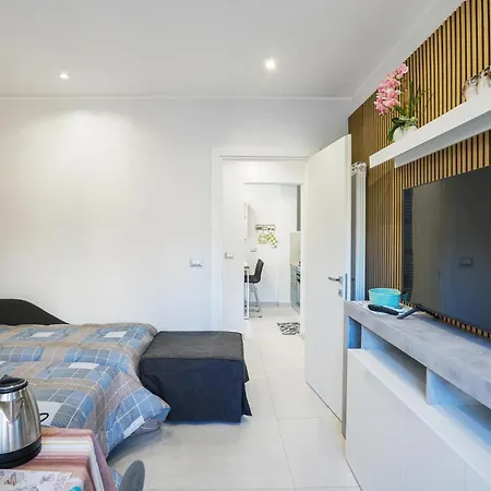 2 Bedroom Cozy In アパート サンレモ